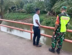 Babinsa dan Masyarakat Cek Debit Air Sungai untuk Antisipasi Bencana Banjir
