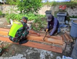 Babinsa Koramil 07 Johan pahlawan bantu masyarakat binaan dalam pembuatan rumah layak huni