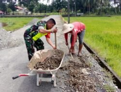 Serka Sulaiman Azhari Membantu Warga Membersihkan Bekas Material di Desa Reusak