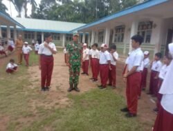 Babinsa Setia Bakti Bentuk Karakter dan Disiplin Latih Baris Berbaris Siswa SD