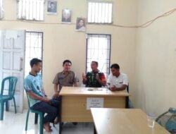 Babinsa Koramil 10/Woyla Barat Kodim 0105/Aceh Barat Serda Hendri Saputra Menghadiri Undangan Kepala Desa Di ruangan Kepala desa