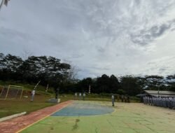 Tanamkan Cinta Tanah air, Babinsa Koramil 1004-01/Pulau Sebuku Jadi Pembina upacara di sekolah.
