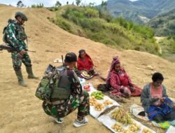 Borong Hasil Tani Milik Warga, Upaya Satgas Yonif 614/Raja Pandhita Dalam Memberikan Semangat