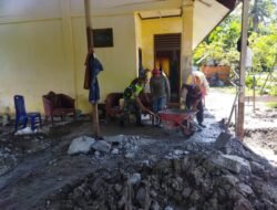 Bangun Keakraban, Babinsa Posramil 06/ Bubon Bantu Pembuatan Rumah Milik Warga Binaannya