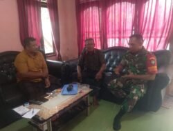 Babinsa Koramil 10/Woyla Barat Kopka Ronii Gunawan Silaturahmi Kerumah Kepala Desa di Desa Binaan