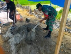 Bantu Aduk Campuran Semen, Babinsa Koramil 01/Jaya Ringankan Beban Warga