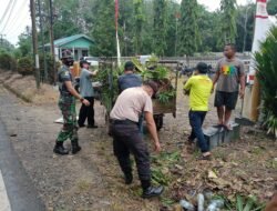 Bersama Masyarakat Kodim 1001/HSU-BLG Bersihkan Taman Makam Pahlawan Tabur