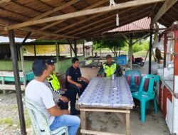 Babinsa Posramil 06/Bubon Bersama Babinkamtibmas Melaksanakan Komsos Bersama WargaDi Desa Binaan
