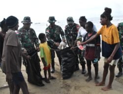 SAMBUT HARI JUANG TNI AD Ke-79, PERSONEL KODIM MERAUKE KARYA BAKTI BERSIHKAN PANTAI DAN PASAR