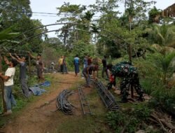Babinsa Bantu Warga Mendirikan Tenda dalam Cara Turun Tanah Anak
