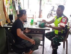 Babinsa melaksanakan komsos dengan warga desa binaan