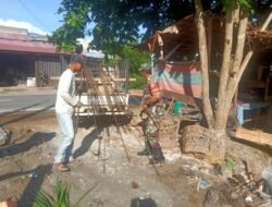 Babinsa Panga Bantu Turunkan Bahan Bangunan Milik Warga Binaan