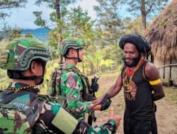 Anjangsana ke Rumah Kepala Suku Desa Gumban Papua Dilakukan Satgas Yonif 614/Raja Pandhita