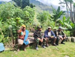 Anjangsana Satgas Yonif 614/Raja Pandhita di Rumah Kepala Desa Kanggimaluk