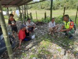 Demi Menjaga ke Akraban Babinsa Koramil 01/Sungaimas Laksanakan Komsos Bersama Warga Binaan