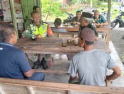 Babinsa Koramil 09/Samatiga Sertu Irwansyah Laksanakan Komsos dengan Warga Desa Suak Gedebang
