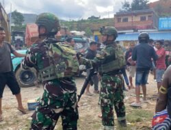Satgas Yonif 614/RAJA Pandhita Selamatkan Barang Pedagang Korban Kebakaran