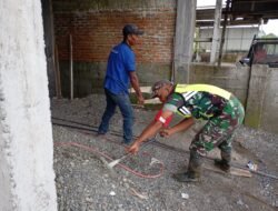 Sinergi TNI Bersama Rakyat, Babinsa Bantu Bangun Rumah Warga