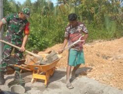 Bangun Keakraban, Babinsa Krueng Sabee Bantu Pembuatan Pondasi Rumah Milik Warga Binaan