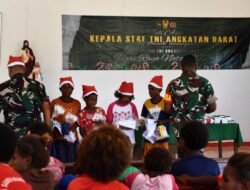 KODIM 1707/MERAUKE BAGIKAN BINGKISAN NATAL KEPADA ANAK-ANAK KAMPUNG URUMB