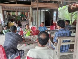 Ngobrol bareng di pasar Babinsa Koramil 0105-10/Woyla Barat sebagai sarana pengecekan harga sembako