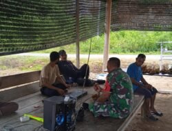 Melalui Komsos Babinsa Sosialisasikan Bahaya Narkoba Dengan Pemuda Di Desa