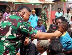 Dandim 1707/Merauke Bagikan Bingkisan Natal Di Kampung Pancasila