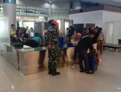 Pengamanan Bandara Mozes Kilangin Timika Prajurit Batalyon Komando 461 Wing I Kopasgat Melaksanakan _Random Check _