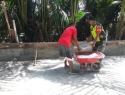 Babinsa Koramil 09/Samatiga Serda Muhammad Sofyan Membantu Warga Binaan di Desa Cot Pluh