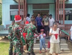 Prajurit Yonif 614/RJP Bagikan Topi Santa Claus di Memberamo Raya