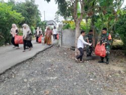 Libatkan Masyarakat, Babinsa Daha Selatan Lakukan Aksi Bersih Bersih Lingkungan