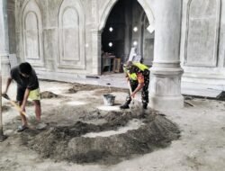 Wujud Nyata Babinsa Koramil 01/Sungaimas Membantu Memperbaiki Mesjid Di Desa Binaan