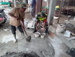 Babinsa Koramil 0105-10 Woyla Barat, Serka Rahman Rambe membantu pembangunan di Desa Binaan