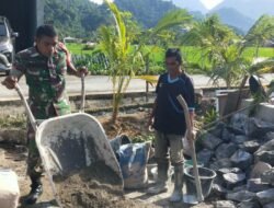 Manunggal dengan Rakyat, Babinsa Jaya Bantu Warga Aduk Campuran Semen