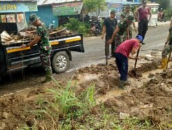 Kodim 1001/HSU-BLG Lakukan Karya Bakti Bersihkan Selokan di Desa Sirap