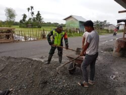 Tanamkan Jiwa Gotong Royong Babinsa Luangkan Waktu Bantu Warga Yg Sedang Bangun Rumah