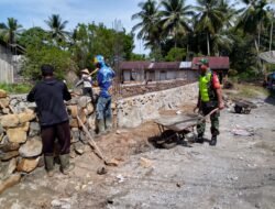 Sertu Sutrisno Babinsa Koramil 0105-10 Woyla Barat gotong royong membantu masyarakat pembangunan rumah