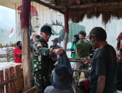 Perayaan Natal, TNI Peduli: Bagikan Baju kepada Warga Desa Balingga