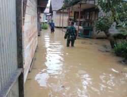Babinsa Koramil 1001-02/Paringin Pantau dan Tanggap Banjir di Kelurahan Batu Piring