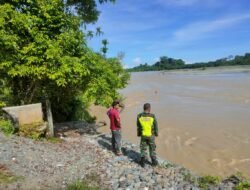 Babinsa bersama warga desa binaan Langsung Ke Bantaran Sungai untuk melihat Situasi Dan kondisi Debit Air Paska Hujan Beberapa Hari Yang Lalu