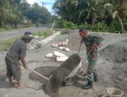 Babinsa Koramil 09/Samatiga Sertu Buchari Muslim Membantu Warga Binaan Melaksanakan Pengangkutan Pasir untuk Pengecoran Rumah di Desa Alue Raya Kec. Samatiga
