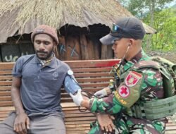 Pos Karubaga Yonif 614/RJP Berikan Pengobatan Gratis di Desa Ampera
