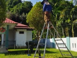 Tingkatkan Kepedulian, Babinsa Setia Bakti Bantu Warga Membonsai Bunga di Halaman Mesjid