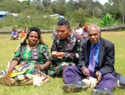 Satgas Yonif 614/Raja Pandhita Berbagi 150 Nasi Bungkus Untuk Jemaat Gereja Kogoyaluk Distrik Yugungwi