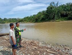 Cegah Terjadinya Banjir Babinsa Koramil 01/Sungaimas Laksanakan patroli Dan Sosialisasi Bahaya Banjir
