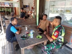 Pantau situasi Keamanan didesa Menjelang Tahun Baru Babinsa Koramil 01/Sungaimas Komsos Bersama Warga Binaan