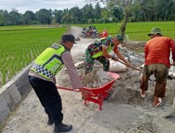 Babinsa Koramil 09/Samatiga Sertu Puguh Purnomo Bersama Babinkamtibmas Membantu Pengecoran Parit Sawah Pok Tani di Desa Leubok, Kec. Samatiga