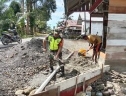 Semangat gotong royong, Babinsa Koramil 01/Sungaimas bantu warga meratakan Tanah