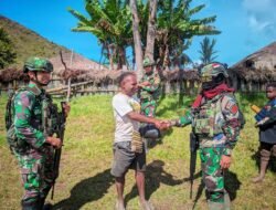 Satgas Yonif 614/RJP Bersilaturahmi dengan Masyarakat Malagayneri Di Hari Natal