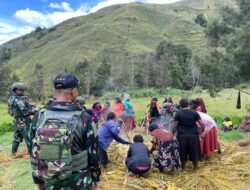 Satgas Yonif 614/RJP Sambut Tahun Baru 2025 dengan Tradisi Bakar Batu di Malagai